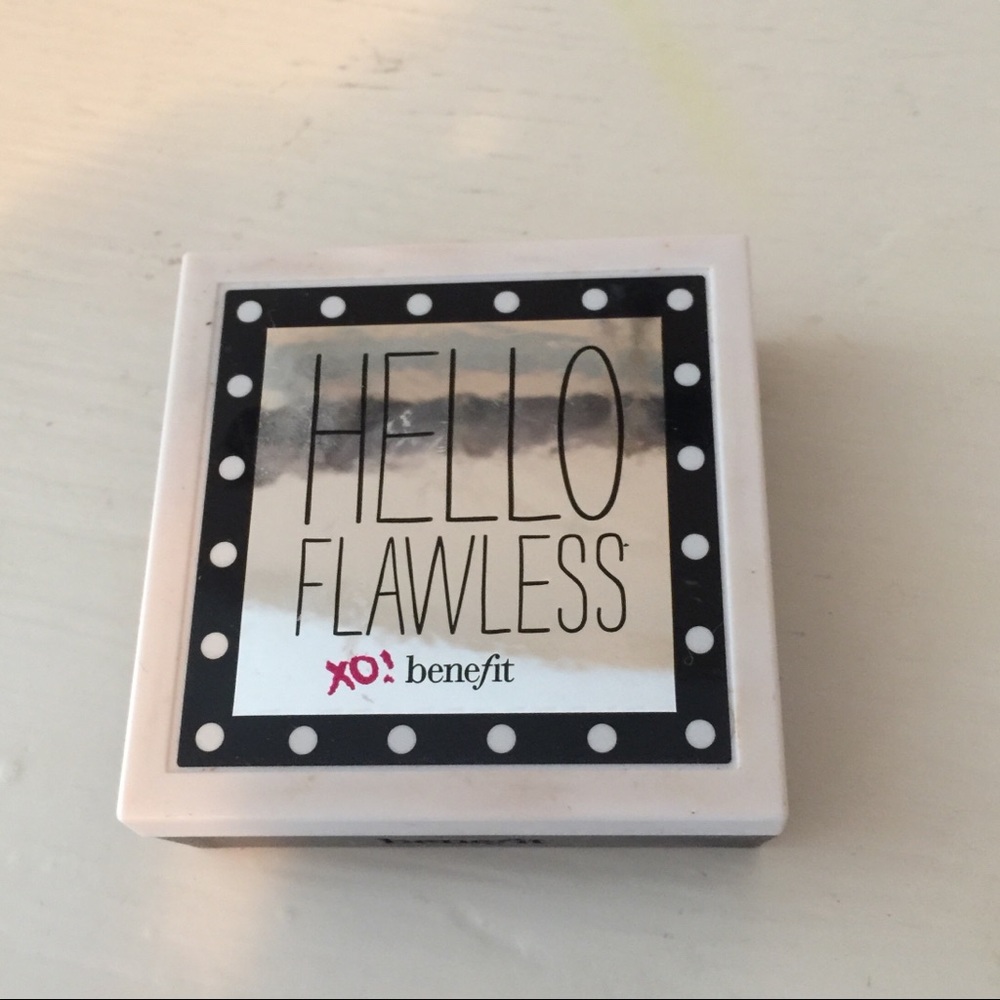 Hello Flawless compact foundation